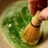 抹茶を点てる
